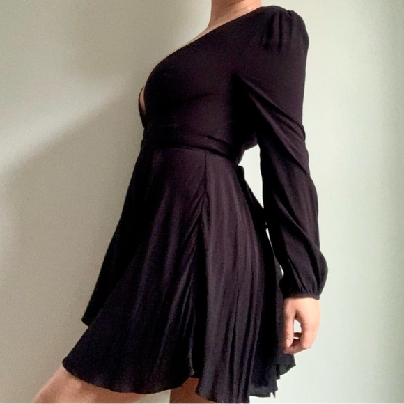 Long sleeved little black wrap dress - Ecote - Picture 8 of 10